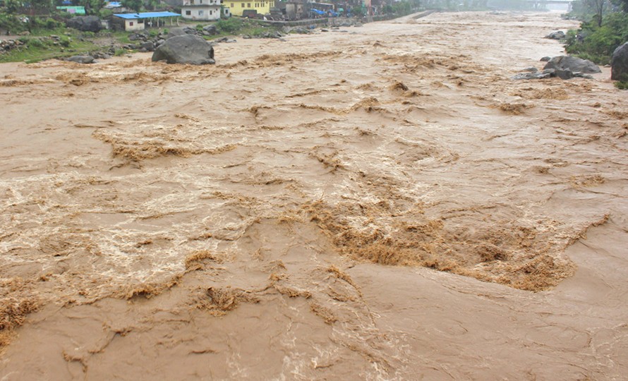 मकवानपुरको सिस्नेरीमा बाढीले ३० घर बगायो, खानीखेतका २८ घर डुबानमा