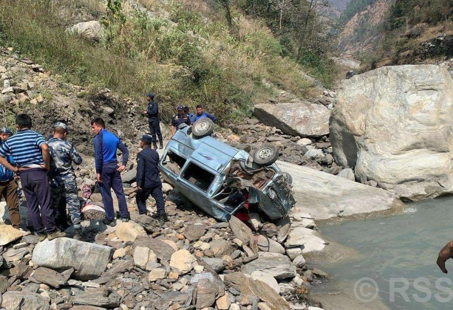 ‘इको भ्यान’ दुर्घटनाहुँदा एकको मृत्यु, तीन जना घाइते