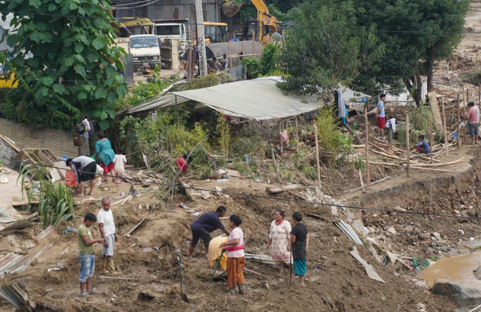 बाढीबाट बचेको सामान व्यवस्थापनमा जुट्दै ललितपुरका पीडित