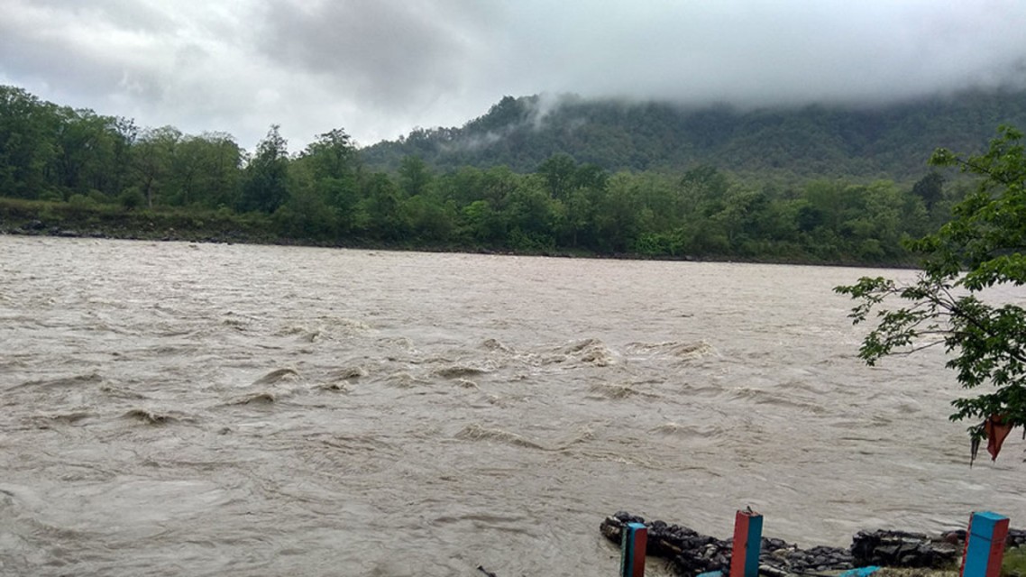 खोलामा बस र माइक्रो पुरिँदा १४ जनाको मृत्यु