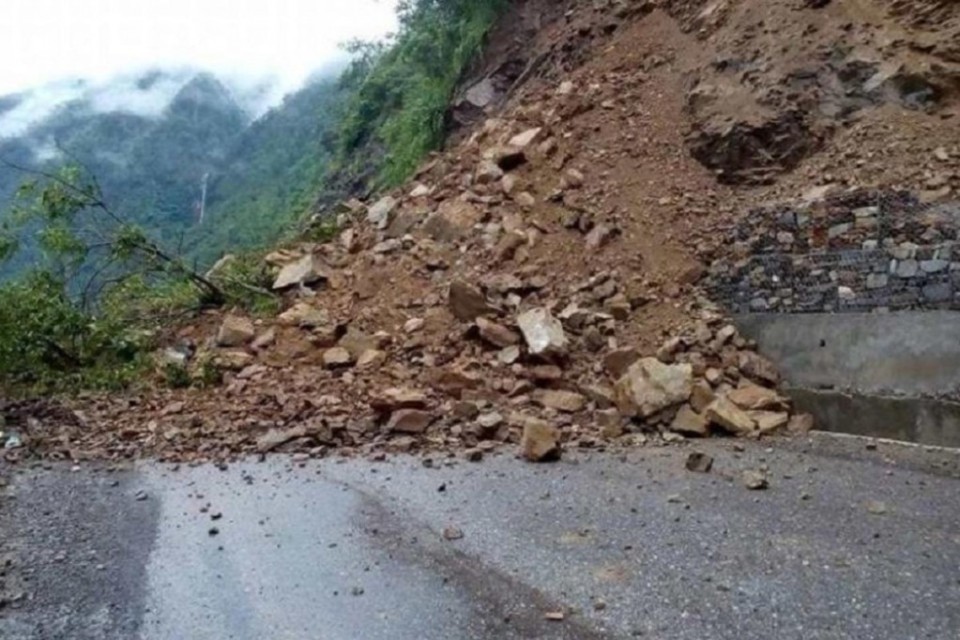 सुक्खा पहिरोले कोशी राजमार्ग अवरुद्ध