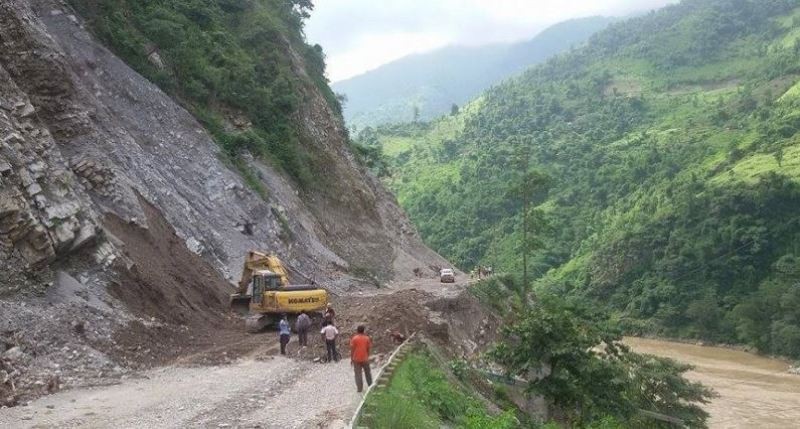 अवरुद्ध मध्यपहाडी लोकमार्ग एकतर्फी सञ्चालनमा