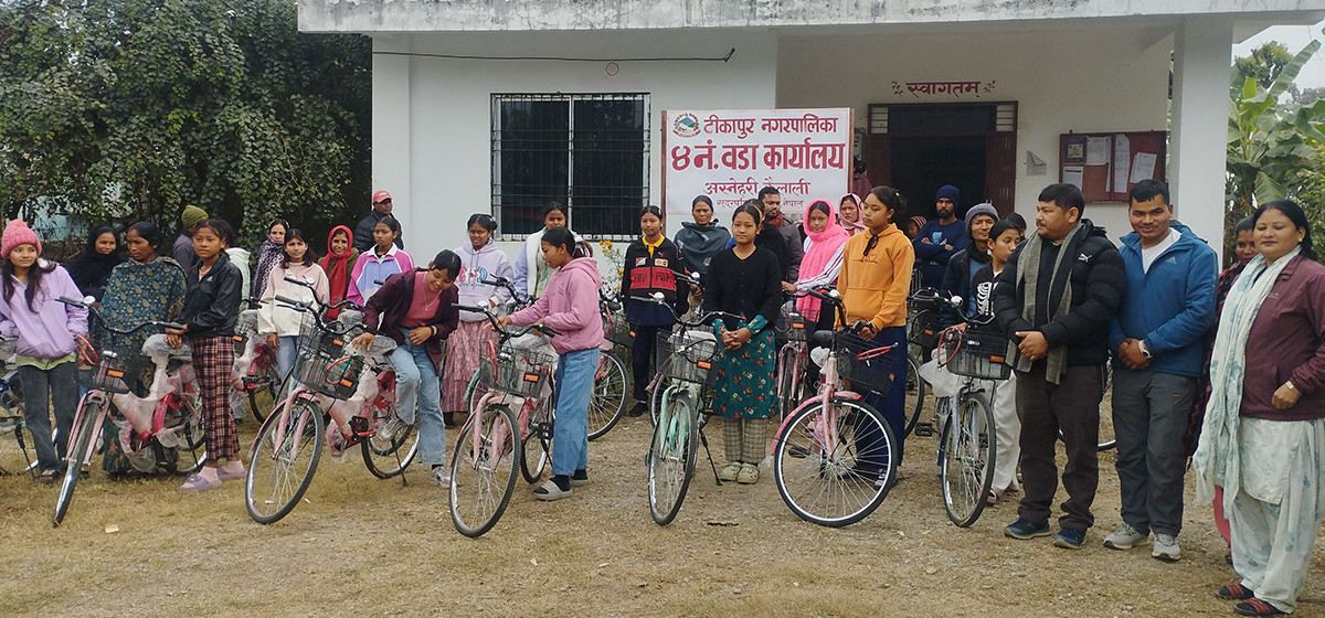 विपन्न समुदायका छात्रालाई वडा कार्यालयबाट साइकल सहयोग