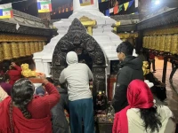 स्वयम्भूमा मञ्जुश्रीको दर्शन तथा सरस्वतीको पूजा गर्ने भक्तजनको घुइँचो