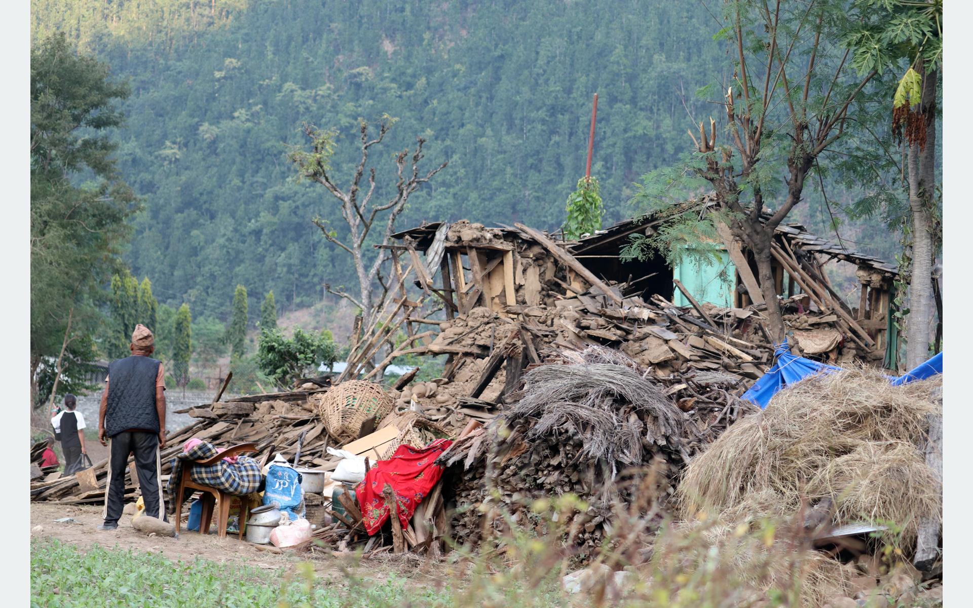 भूकम्पमा बाँचेकाहरु भन्छन् : ‘भाग्यले बचायो, अस्पतालसम्म आइपुगेका छौँ अब त केही नहोला कि’