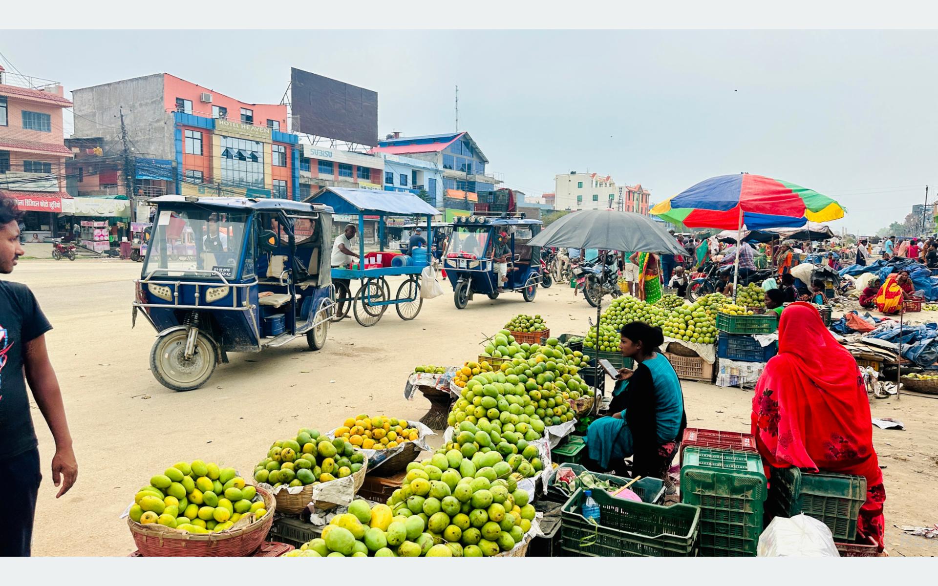 बजार व्यवस्थित नहुँदा सडकमै आँप किनबेच