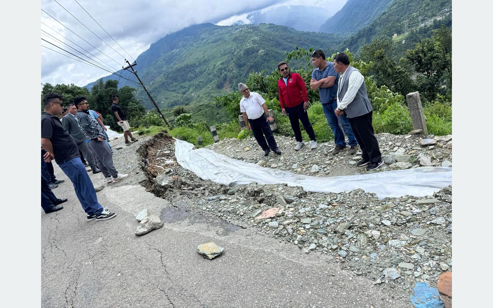 सडक भासिएपछि सिङ्गो बस्ती जोखिममा