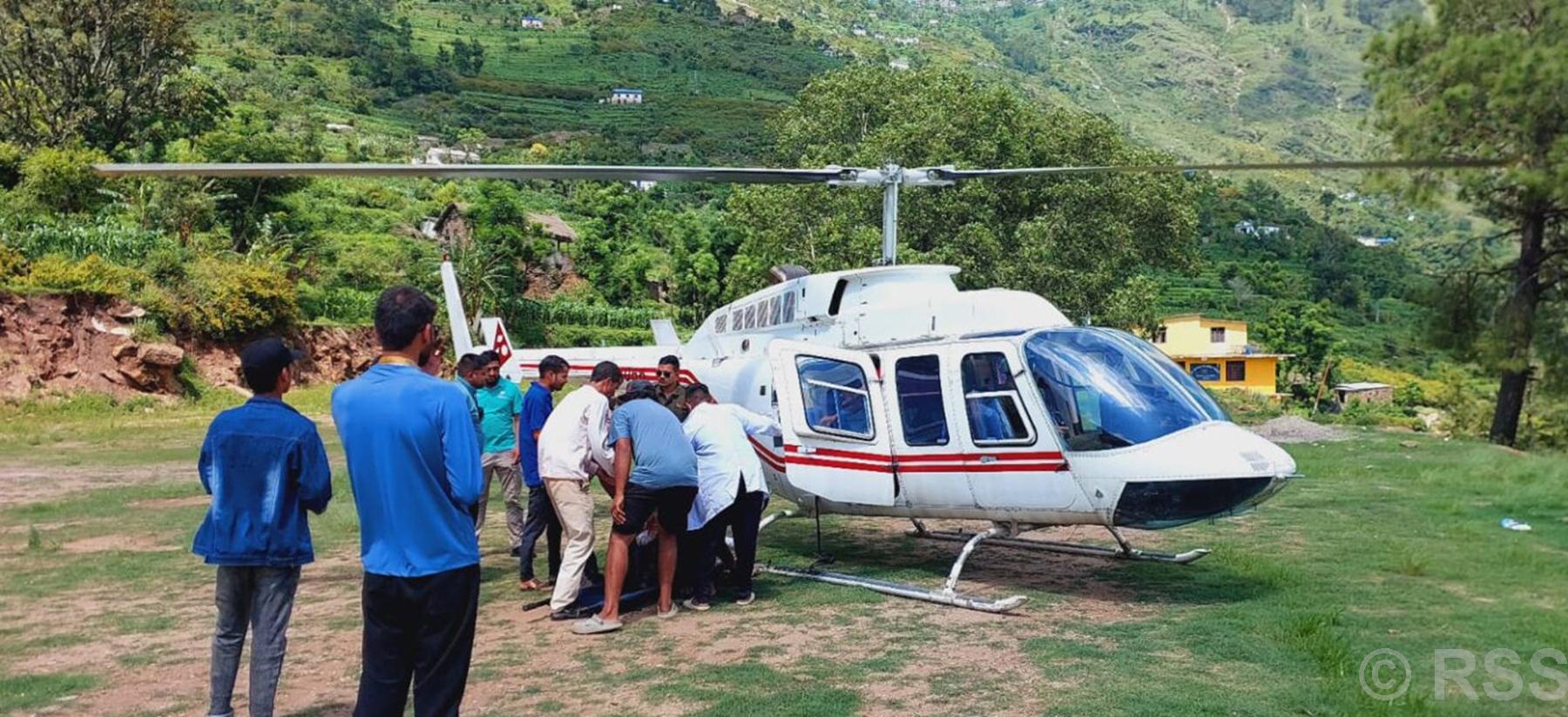 सर्पको टोकाइबाट घाइतेको हेलिकप्टरबाट उद्वार