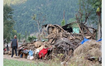 भूकम्पमा बाँचेकाहरु भन्छन् : ‘भाग्यले बचायो, अस्पतालसम्म आइपुगेका छौँ अब त केही नहोला कि’