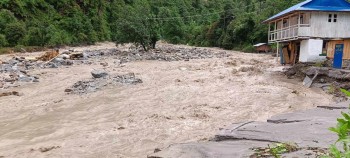 दोलखामा अविरल वर्षपछि आएको बाढीले तीन घर बगायो, एकजना बेपत्ता