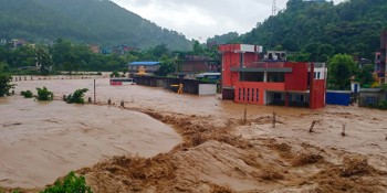 चौधर नदीको बाढीबाट विद्यालय भवन जोगाउनकै सकस