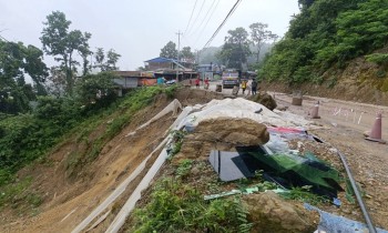 नारायणघाट–बुटवल सडक खण्डमा फेरि पहिरो : सडक एकतर्फी सञ्चालनमा