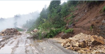 पृथ्वीराजमार्गमा पहिरो खस्दा सडक अवरुद्ध