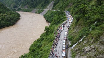 फिस्लिङमा पहिरो खस्दा मुग्लिन-काठमाडौं सडक अबरुद्ध