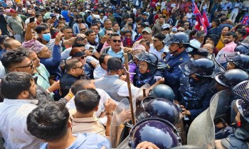 रवि र छविको म्याद थप सम्बन्धी बहस हुँदै गर्दा समर्थक र पीडितको छुट्टाछुट्टै प्रदर्शन