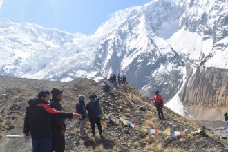 अन्नपूर्ण आधार शिविरमा पर्यटकहरू