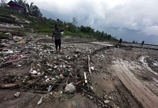 वर्षाले खाँदबारी-नुम सडकमा क्षति