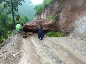 फुटाउन नसकिने ढुङ्गा सडकमा खसेपछि तानसेन-रिडी-तम्घास खण्ड अवरुद्ध