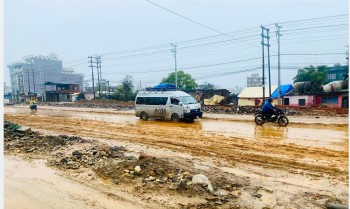 राजमार्गमा हिलो र धुलोले सास्ती