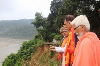 अर्थमन्त्री डा महतद्वारा गलेश्वर आश्रमको पहिरो निरीक्षण, सरकारको तर्फबाट बजेट विनियोजन गर्ने प्रतिबद्धता