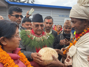 एमाले अध्यक्ष ओलीलाई राउटे मुखिया शाहीद्वारा कोसी उपहार