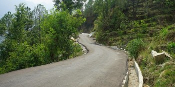 सडक बनेको १८ वर्षपछि स्तरोन्नति