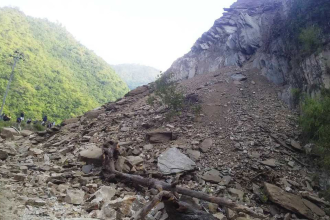 पहिरो पन्छाउन नसक्दा पाँच दिनदेखि यातायात ठप्प