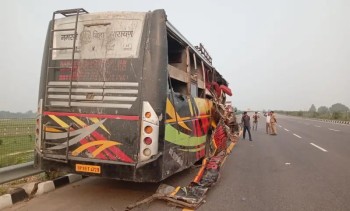 भारतको उत्तर प्रदेशमा बस दुर्घटना हुँदा कम्तीमा १८ जनाको ज्यान गयो