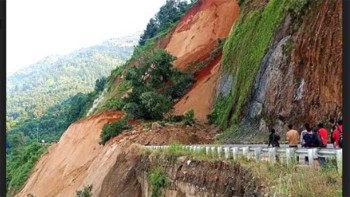 दसैँको मुखमा कष्टकर यात्रा, जोखिमपूर्ण यात्रा नगर्न सुझाव