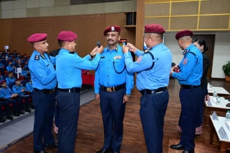 बढुवा भएका चार वरिष्ठ प्रहरी अधिकृतहरूले लगाए फुली