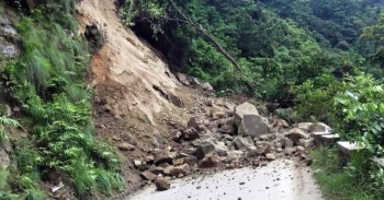 लगातारको वर्षापछिको पहिरोले जयपृथ्वी राजमार्ग अवरुद्ध 