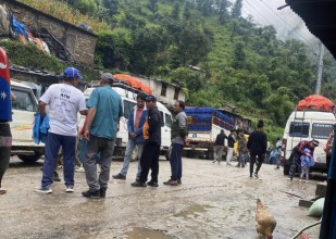 कर्णाली राजमार्गमा पहिरो, तीन हजार यात्रु अलपत्र