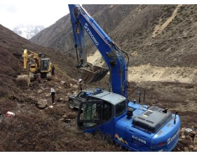 पहिलो पटक टिपताला पुगे नेपाल तर्फका स्काभेटर र ट्रयाक्टर