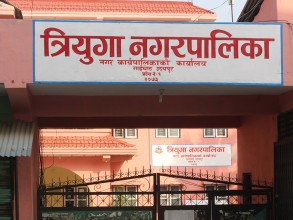 त्रियुगा नगरपालिकाद्वारा स्वास्थ्यचौकीलाई एम्बुलेन्स हस्तान्तरण