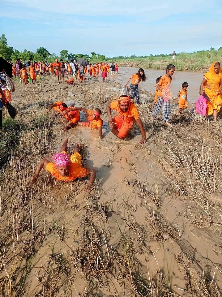 घस्रँदै यात्रा गर्दै भक्तजन