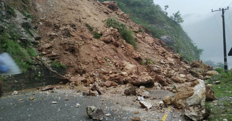 सुख्खा पहिरो खस्दा सडक अवरुद्ध