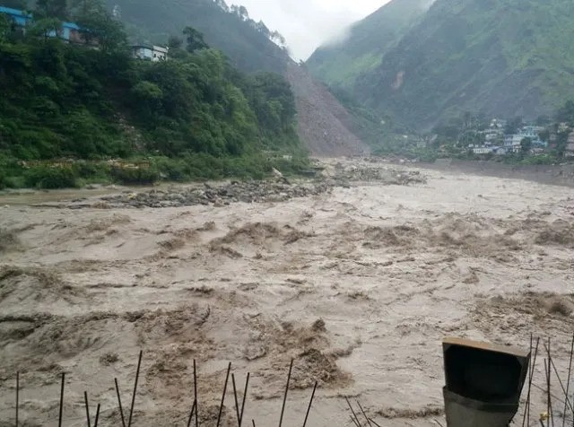 कर्णाली नदी बस्तीमा पस्ने जोखिम :  उच्च सतर्कता अपनाउन आग्रह