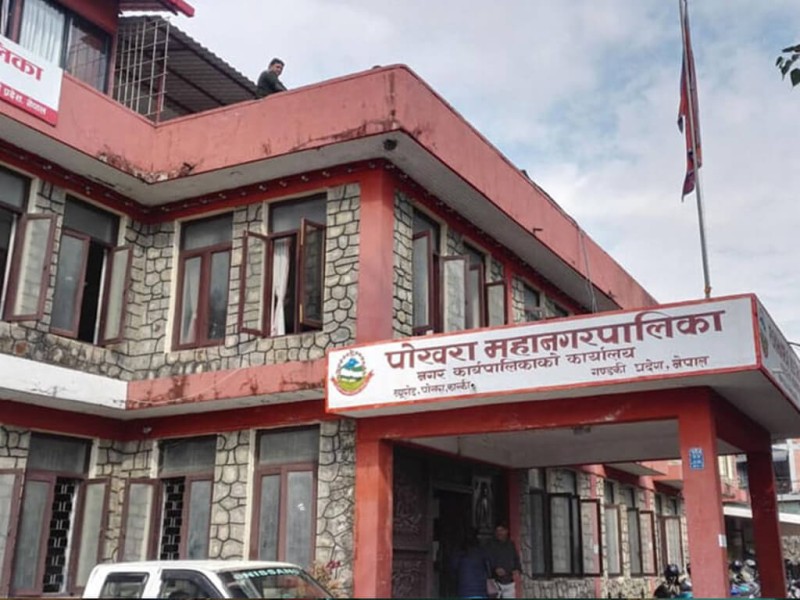 फिर्के खोलाको  संरचना हटाउँदै महानगरपालिका