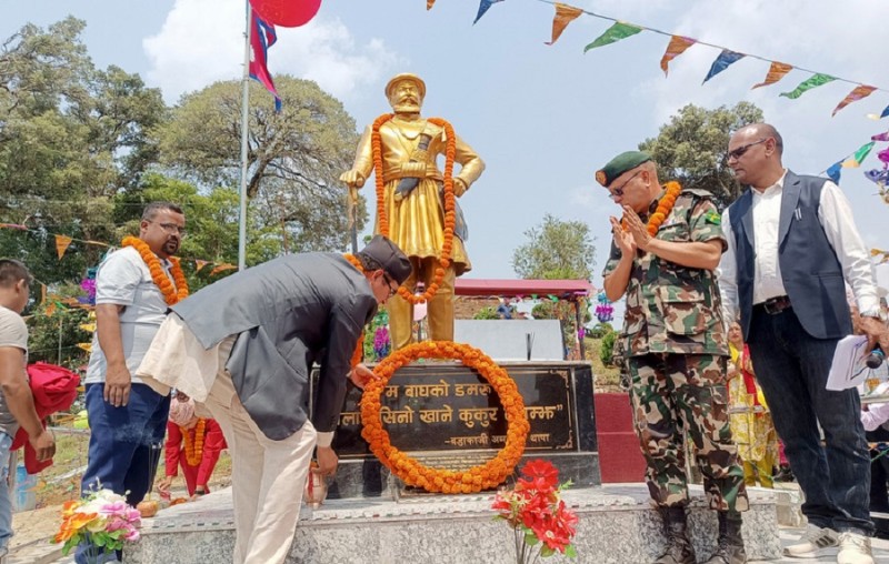 अमरगढी किल्लामा राष्ट्रिय विभूति थापाको पूर्णकदको सालिक अनावरण