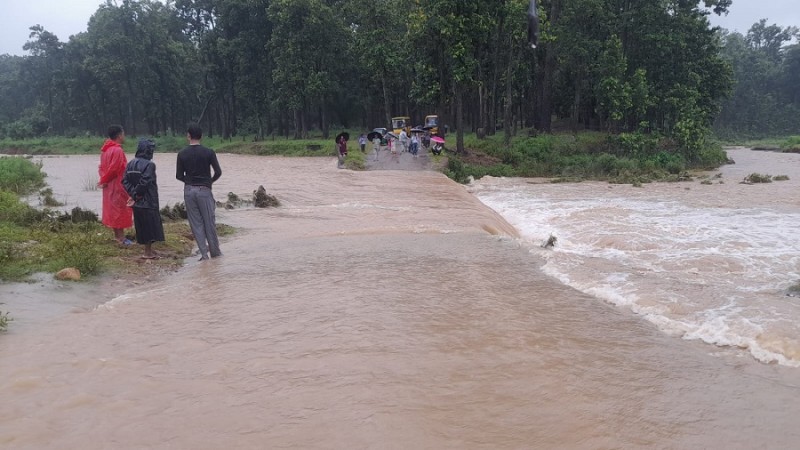 अठेरीखोलामा आएको बाढीले मोटरसाइकल बगायो