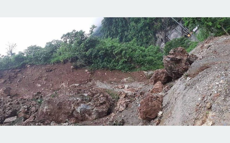 पहिरोले बुद्धसिंह मार्ग दुई दिनदेखि अवरुद्ध