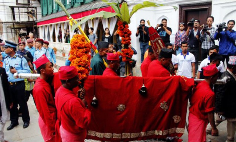 आज  बडा दसैंको सातौं दिन फूलपाती भित्र्याइँदै