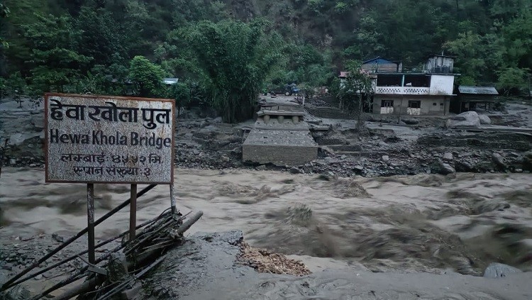 हेवा खोला पुलको विकल्पमा बन्न लागेको बेलिब्रिज १५ दिनमा सम्पन्न हुने