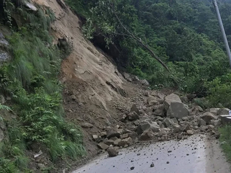 अविरल वर्षाका कारण बिपी राजमार्ग अवरुद्ध 