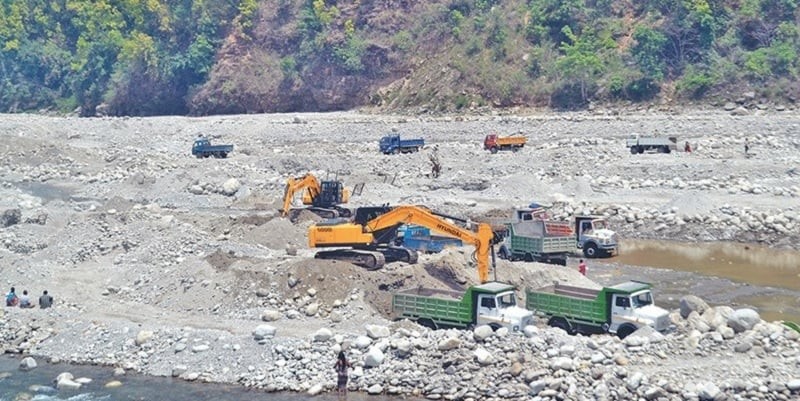 नदीजन्य पदार्थको चोरी निकासी रोक्न प्रहरीद्वारा  निगरानी