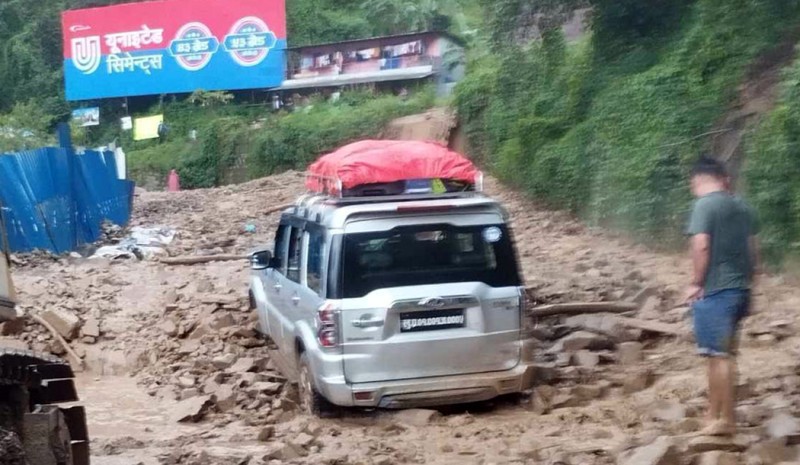 नागढुंगामा गाडीमाथि पहिरो खस्यो, पृथ्वी राजमार्ग अवरुद्ध