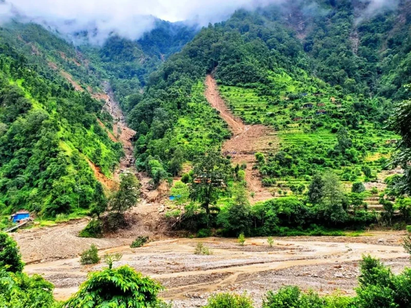 बाढी पहिरोका कारण बडिगाडमा ५० परिवार विस्थापित