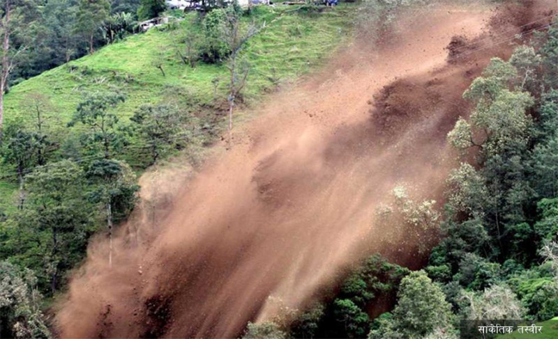 धादिङको किचेतमा पहिरोले गाउँ नै जोखिममा, स्थानीय त्रसित