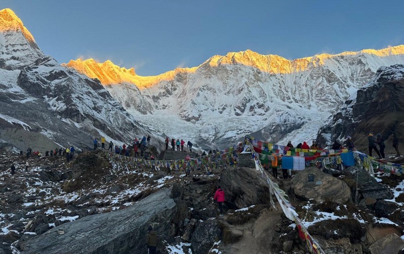 घट्न थाले अन्नपूर्ण पदमार्गमा पर्यटक