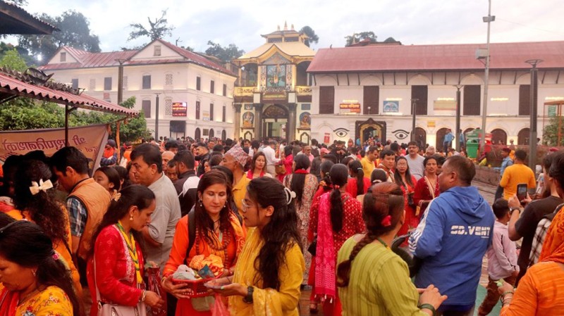 साउनको तेस्रो सोमबारः पशुपतिनाथसहित देशभरका शिवालयमा भक्तजनको घुइँचो